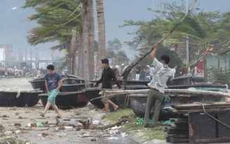 Bão số 11 tàn phá miền Trung: 'Rứa là mất hết cả rồi, còn gì đâu'