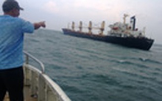 Vụ tàu nước ngoài mắc cạn: Khẩn trương khắc phục dầu tràn