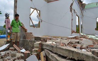 Sụt lún, trượt đất nghiêm trọng, gây sập nhà dân