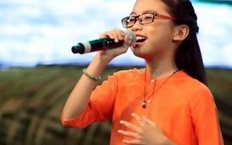 Phương Mỹ Chi hát trong đêm chung kết 'Siêu mẫu Việt Nam 2013'