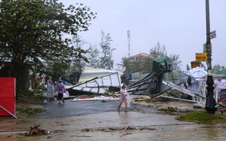 Đà Nẵng tan hoang sau bão dữ