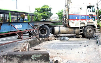 Xe đầu kéo tông nát gần 20 mét dải phân cách