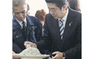 Thủ tướng Nhật ăn bạch tuộc Fukushima để chống... tin đồn nhiễm xạ