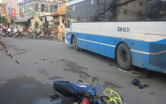 Xe máy va chạm xe buýt, 1 người nguy kịch
