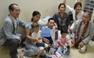Người em trong cặp song sinh Việt - Đức hạnh phúc với vợ và hai con