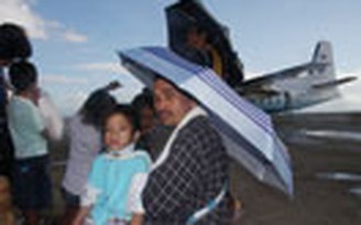 Dòng người di tản ở sân bay Tacloban