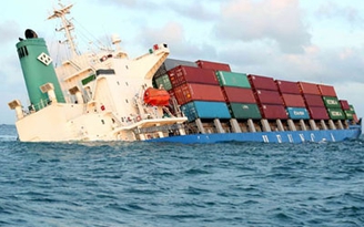 Vụ hai tàu đâm nhau: Khẩn trương thu gom container trôi dạt trên biển