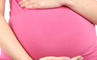 Bị truy tố vì... xoa bụng bầu