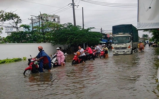 Cuộc sống của người dân TP.HCM đảo lộn vì mưa bão