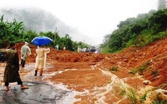 Hàng trăm người mắc kẹt ở tuyến đường Nha Trang - Đà Lạt do sạt lở