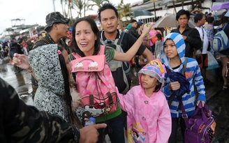 Kinh hoàng giẫm đạp, chen lấn lên máy bay di tản khỏi Tacloban