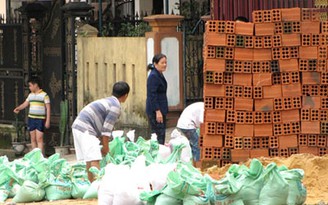 Lo bão tới, dân Quảng Bình mua lương thực, xăng dầu... dự trữ