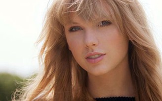 Mặc tình lận đận, Taylor Swift liên tiếp ẵm giải thưởng