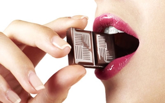 Thêm bằng chứng ăn chocolate giảm đau tim