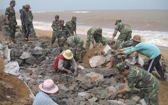 Phú Yên: Quân đội giúp dân làm kè chống bão
