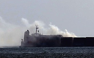 Container trên tàu Heung A Dragon tỏa khói mù mịt