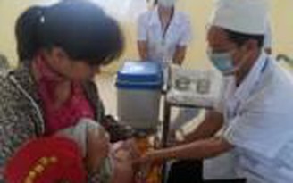 Bé gái tử vong sau tiêm Quinvaxem: Không phải do vắc xin