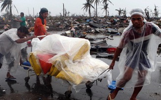 Cứu trợ 'nhỏ giọt' tại Tacloban, hôi của lan rộng