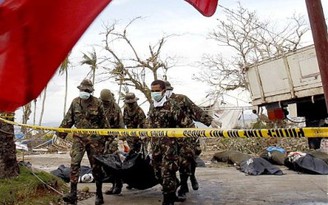Phiến quân Philippines xả súng vào xe chở xác nạn nhân bão Hải Yến