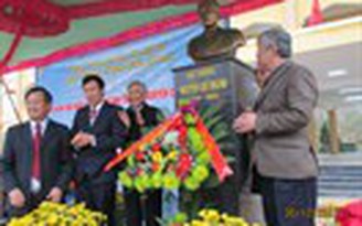 Trao tặng 4 bức tượng Đại tướng Nguyễn Chí Thanh