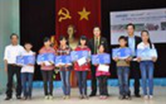 Trao học bổng cho con em bộ đội bảo vệ biên cương