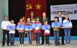 Con em bộ đội bảo vệ biên cương nhận học bổng
