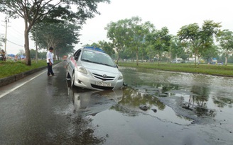 Taxi lọt ‘hố tử thần’