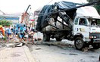 Xe chở mì gói bị lật