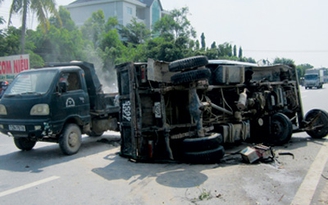 Né xe máy, xe ben lật gãy bánh