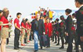 Hành khách thứ 12 triệu đến Nội Bài trên máy bay VietJetAir