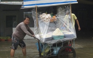 Triều cường làm vỡ bờ bao, người dân lao đao trong biển nước