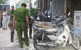 Một phụ nữ đốt 4 xe máy giữa trung tâm thành phố
