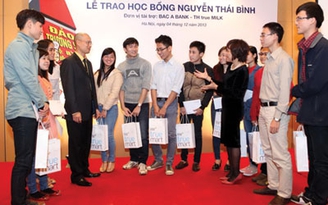 Trao học bổng cho con em bộ đội Trường Sa