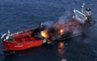 Tàu chở hóa chất bốc cháy trên biển, 91 người thoát nạn
