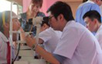 Hàng chục ngàn học sinh được khám mắt