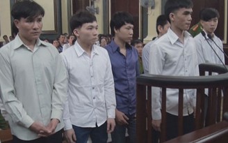 Video clip: Băng cướp chém người dã man hầu tòa