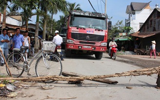 Hàng chục hộ dân chặn xe tải gây hỏng đường