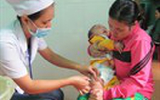 Cho trẻ tiêm vắc xin Quinvaxem trong lo lắng