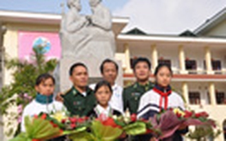 Báo Thanh Niên trao học bổng cho con em bộ đội biên phòng Lai Châu
