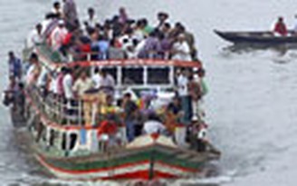 Chìm phà chở 100 người ở Bangladesh