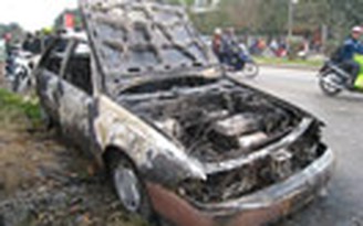 Ô tô bị cháy khi lưu thông trên đường