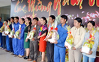 Bánh chưng nghĩa tình cho công nhân
