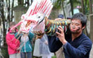 Người Khơ Mú múa thuồng luồng ở thủ đô Người Khơ Mú múa thuồng luồng ở thủ đô