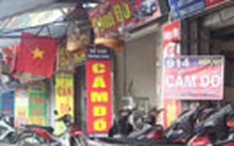 Sinh viên cầm đồ về quê ăn Tết