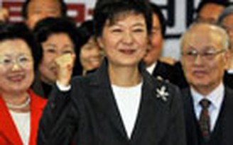 Nữ tổng thống Hàn Quốc xài bóp bình dân