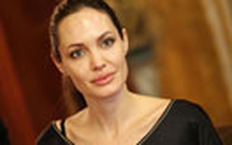 Angelina Jolie đến Congo chống... bạo lực tình dục