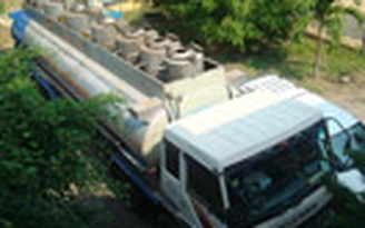 Tạm giữ 2 xe bồn chở 17.000 lít dầu diesel không hóa đơn