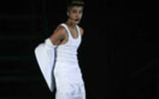 Justin Bieber rời sân khấu vì khó thở
