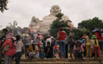 Tượng Phật trên đỉnh núi Cấm lớn nhất châu Á