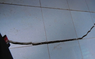Nhiều nhà dân nứt toạc vì sạt lở
